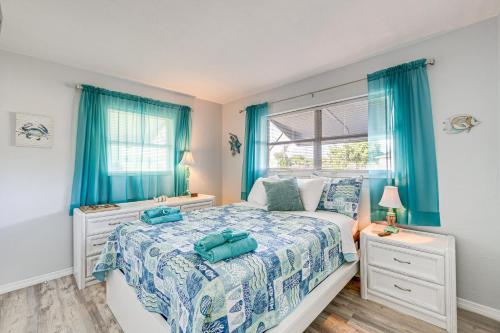 een slaapkamer met een bed met blauwe gordijnen en een raam bij Punta Gorda Family Home about 8 Mi to Downtown! in Punta Gorda