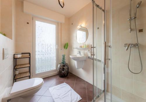 La salle de bains est pourvue d'une douche, de toilettes et d'un lavabo. dans l'établissement Cozy 1BR Apartment in Esch-sur-Alzette, à Esch-sur-Alzette