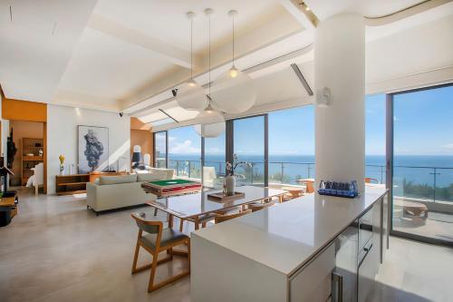 a kitchen and living room with a view of the ocean at Xiaojing Bay Haige Hotel in Huidong