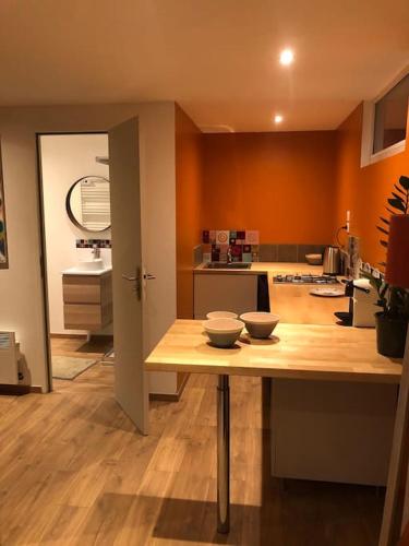 - une cuisine avec une table et 2 bols dans l'établissement La cabane du bonheur, à Aix-les-Bains