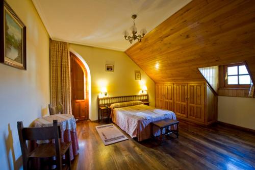 A bed or beds in a room at Hotel Restaurante La Casilla