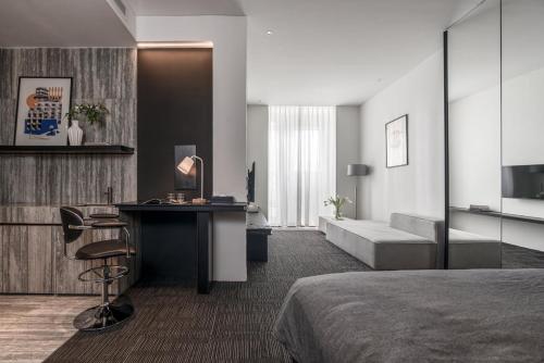 TV a/nebo společenská místnost v ubytování M Village Nguyễn Kiệm - Cosmo Airport Hotel