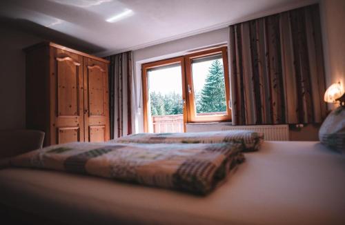 1 dormitorio con cama y ventana en Ferienwohnung in Bach mit Garten und Grill - b61639, en Bach