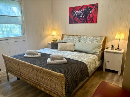 una camera da letto con un letto e due asciugamani di Bungalow-Jessern Ferienhaus im Grünen mit Seeblick a Jessern