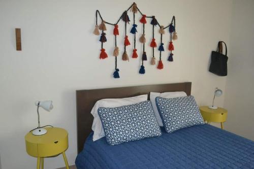 um quarto com uma cama azul e duas mesas amarelas em NEW Stay in Napoles with WTC 3 min Walk and Security em Cidade do México