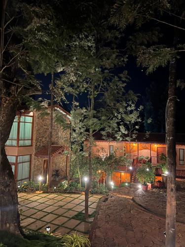 Taman di luar Sereno Pool Villa Chikmagalur