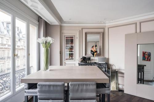 Luxury 100m² Apartment 2BR – Champs-Élysées