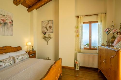 Ένα ή περισσότερα κρεβάτια σε δωμάτιο στο Maria's panoramic seaview Villa