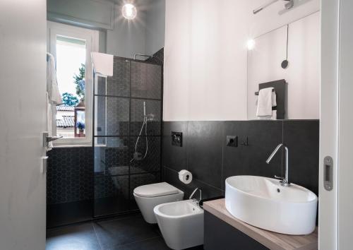 a bathroom with a sink and a toilet and a shower at The cherry tree house in Florence