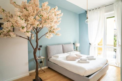 a bedroom with a tree in front of a bed at The cherry tree house in Florence