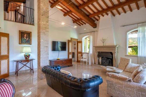 uma sala de estar com um sofá e uma lareira em Villa Colle em Acqualagna