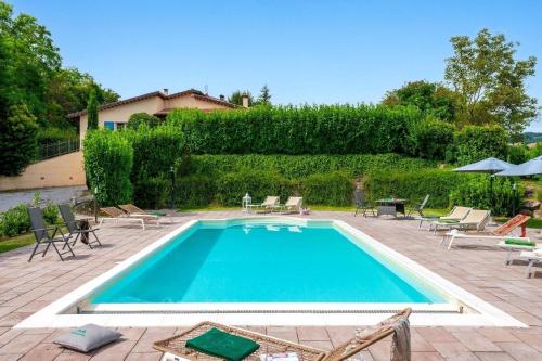 uma piscina num quintal com cadeiras e guarda-sóis em Villa Colle em Acqualagna