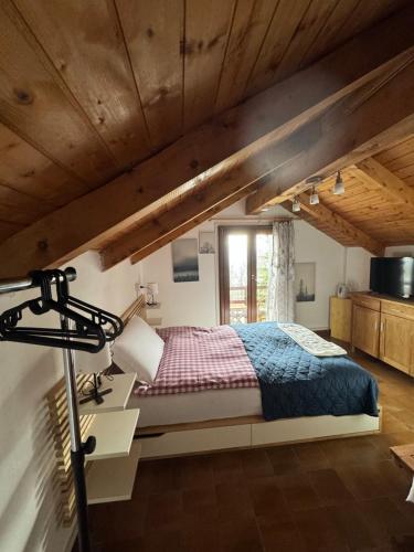 1 dormitorio con 1 cama y escritorio con lámpara en ROOM BELVEDERE, en Miazzina