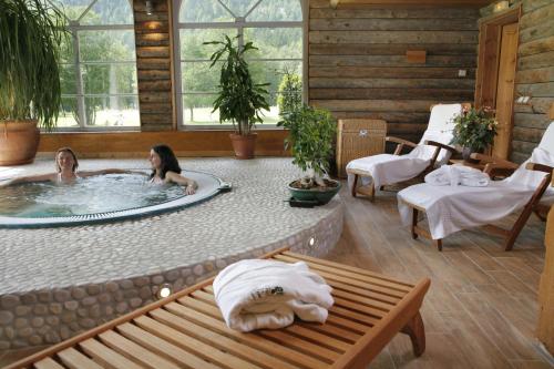 two girls in a hot tub in a room at Hôtel Le Labrador in Chamonix-Mont-Blanc