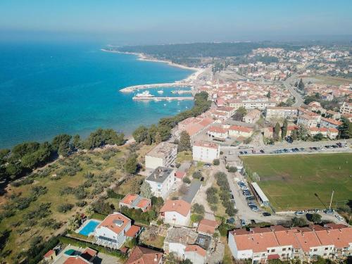 een luchtzicht op een stad naast de oceaan bij Modernes Apartment mit Meerblick in Fažana