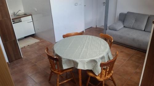 uma cozinha com uma mesa e cadeiras e um sofá em Ferienwohnung für 4 Personen ca 60 qm in Gozd, Krain Innerkrain em Gozd