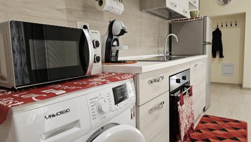 a kitchen with a microwave and a sink at Scala Paradiso ~ B&B Molfetta in Molfetta