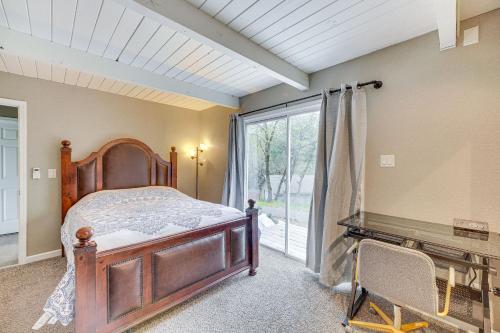 1 dormitorio con cama y ventana en Beautiful Greenwood Home with 5 Acres and Views, en Pilot Hill