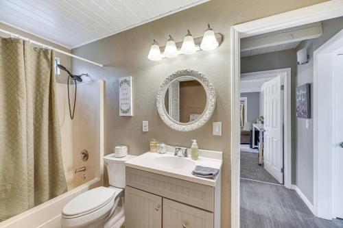 y baño con lavabo, aseo y espejo. en Beautiful Greenwood Home with 5 Acres and Views, en Pilot Hill