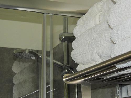 un mucchio di asciugamani su un appendiabiti in bagno di Dolphin House a Pompei