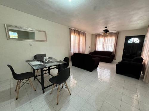 sala de estar con mesa, sillas y sofá en Cómoda Casa en Tampico a 15 min de Playa Miramar, en Tampico