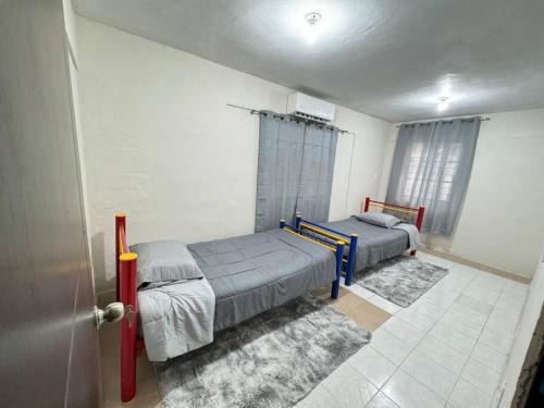 Habitación con 2 camas en una habitación con puerta en Cómoda Casa en Tampico a 15 min de Playa Miramar en Tampico