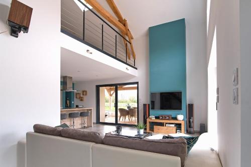 un salon avec un canapé et une télévision dans l'établissement Ici on est à Laiz, à Laiz