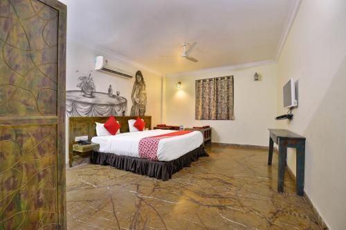 Giường trong phòng chung tại Super OYO Collection O New Red Fort Resort