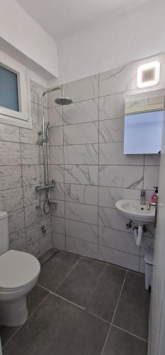 Ένα μπάνιο στο Annoula Studios and Apartments