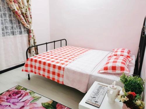 Een bed of bedden in een kamer bij Lovely Jannah Cottage Kulim