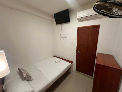 Tempat tidur dalam kamar di Hotel Tamaca Real