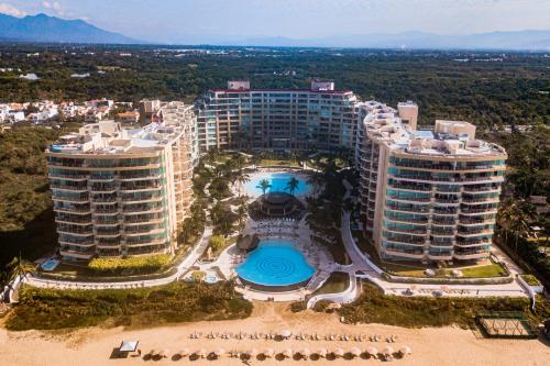Una vista aérea de un complejo turístico con piscina. en Departamento a pie de playa, en Nuevo Vallarta 