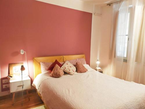 een slaapkamer met een bed met een rode muur bij Casa Anita In centro in Palermo
