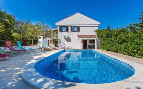 Apartment Zeljko-mit Pool, 200m vom Meer