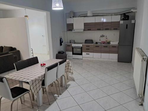 a kitchen and dining room with a table and chairs at Sabine in Vromerí