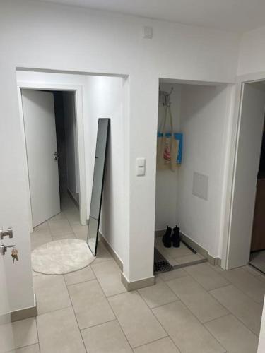 un corridoio con 2 porte e pavimento piastrellato di Gemütliche Wohnung im Ortskern a Eichendorf