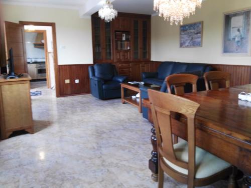 ein Wohnzimmer mit einem Holztisch und Stühlen in der Unterkunft CASA RURAL ACANTILADOS DE PAPEL in Morás