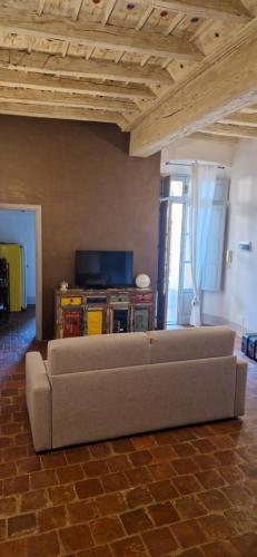 TV a/nebo společenská místnost v ubytování SUITE VIA ROMA