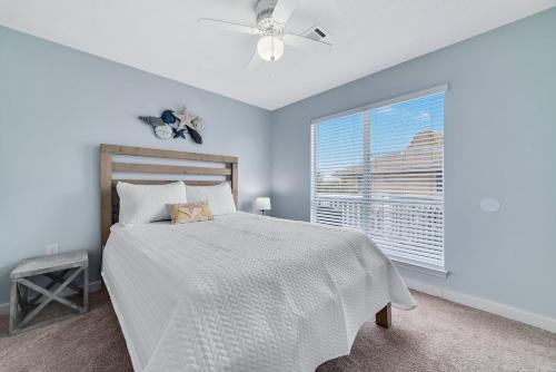 ein Schlafzimmer mit einem Bett und einem Fenster in der Unterkunft Beach Energy in Gulf Shores