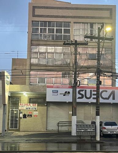 een gebouw met een bank ervoor bij Aquarius Alugueis in Goiânia