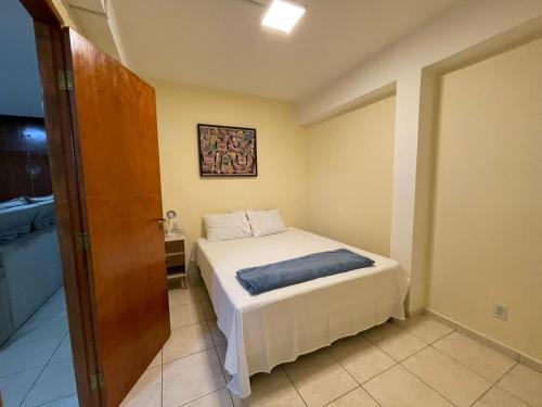 een kleine slaapkamer met een bed in een kamer bij Aquarius Alugueis in Goiânia