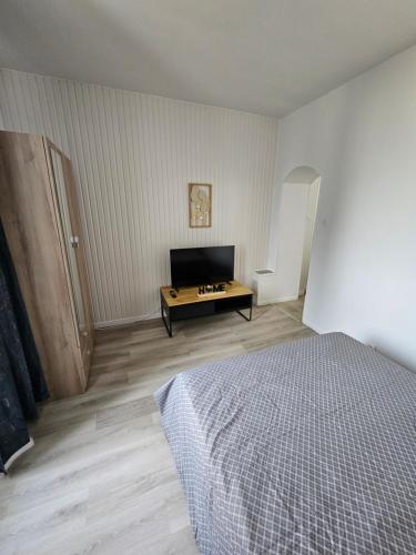 une chambre avec un lit et une table dans l'établissement Au deux enfants, à Angoulême