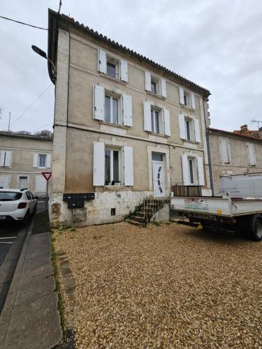 une maison avec un camion garé devant dans l'établissement Au deux enfants, à Angoulême