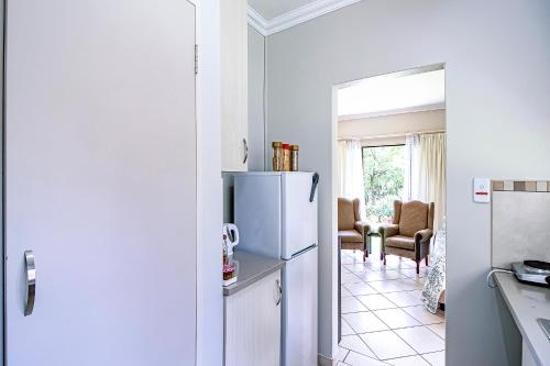 Kuchyň nebo kuchyňský kout v ubytování LeoZet Self catering apartment