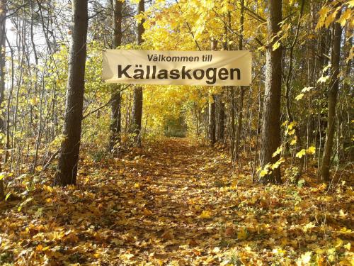 a sign on a trail in the woods at Brösarp Källagården Stora Gårdslägenheten in Brösarp