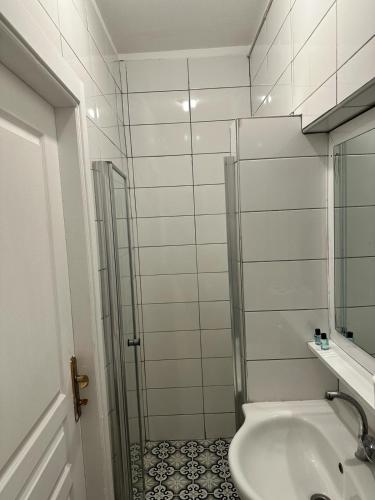ein Badezimmer mit einem WC, einem Waschbecken und einem Spiegel in der Unterkunft VOLGAİSTANBUL in Istanbul