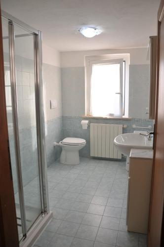 een badkamer met een douche, een toilet en een wastafel bij Poggio dei Venti in Monterotondo
