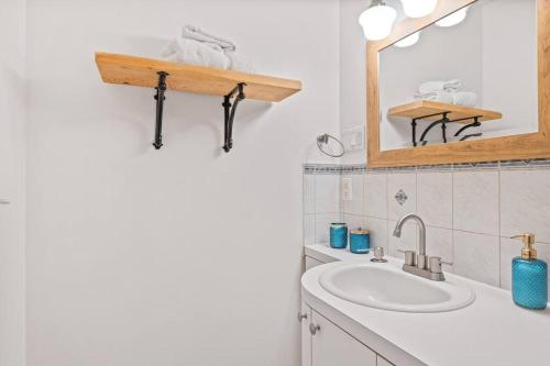 ein Bad mit einem Waschbecken und einem Spiegel in der Unterkunft Vieux-Québec Loft Historique au cœur de la ville in Québec