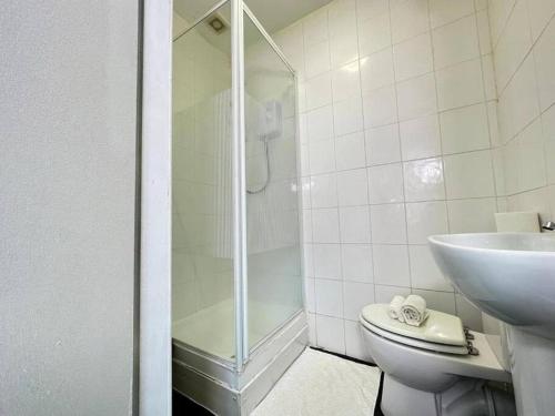 ein Bad mit einer Dusche, einem WC und einem Waschbecken in der Unterkunft Tranquil Haven Studio Escape in Vibrant Birmingham in Birmingham