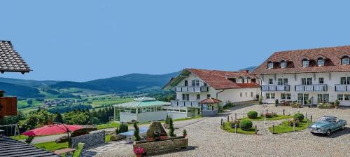 Vue aride d'une maison avec une voiture garée dans une cour dans l'établissement Ferienapartment mit Wellness -Bayerischer Wald - Skigebiet Sankt Englmar, à Kollnburg